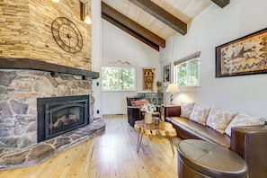 Living Room | Free WiFi | Central Heating & A/C | Smart TV | Main Floor