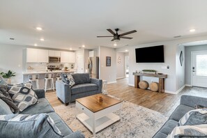 Living Room | Central A/C & Heating | Free WiFi | Queen Sleeper Sofa