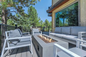 Embrace Cozy Evenings! Ignite the Firepit and Bid Farewell to Cold Nights. Enjoy Warmth and Comfort All Around!