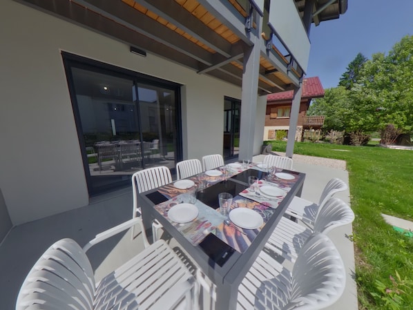 Outdoor dining