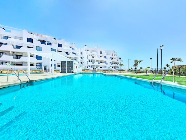 2 Schlafzimmer und 2 Badezimmer mit Balkon und Poolblick.