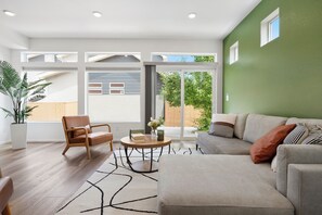 Cozy modern House, bright, comfy sofa, near parks & restaurants, perfect stay.