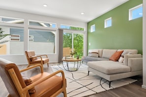 Bright, cozy apartment, perfect for work and relaxation near parks and dining.