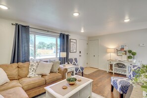 Living Area | Smart TV | Board Games