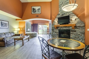 Living Room | Jetted Tub | Fireplace | Smart TV | Free WiFi