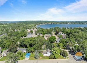 3 minute drive away from Williams Bay Beach!