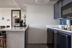 King Studio Suite, Resort View with Balcony (Beachfront Sandpiper Tower) - Kitchenette