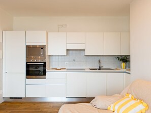 Küche, Küchengerät, Countertop, Interior Design, Flooring, Major Appliance, Cabinetry, Möbel, Holz, Fussboden