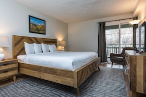 Primary Bedroom Features King with En Suite Bathroom