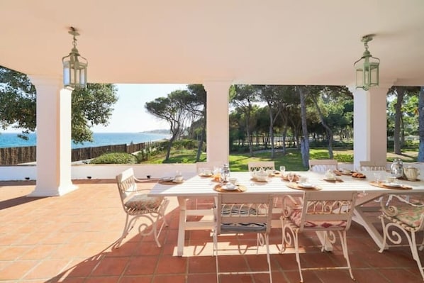 Outdoor dining