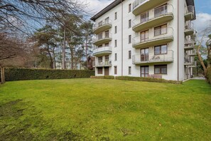 The building of the facility and the green area shared by guests.