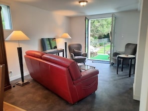 SALON AVEC ECRAN PLAT DONNANT DIRECTEMENT SUR LA TERRASSE