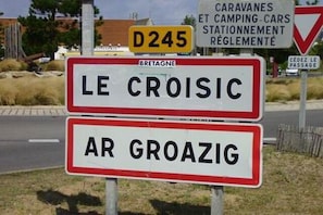 PETIT PORT DE PECHE ACCES FACILE PAR TRAIN AVEC GARE A 3 MM DE LA MAISON