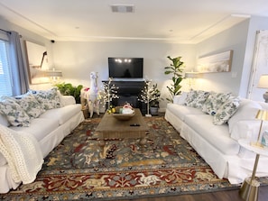 Home Decor, Furniture, Indoors, Living Room, Room
