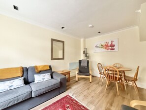 Cosy living room with dining space