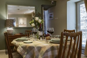 Bridge Cottage, Hawes: Comfortable dining room to enjoy with family and friends