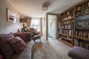 Bridge Cottage, Hawes: Cosy sitting room complete with writing bureau in the window