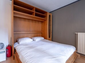 Möbel, Holz, Flooring, Fussboden, Interior Design, Schlafzimmer, Zimmer, Bett, Bettdecke, Bedding
