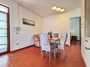 Interior Design, Flooring, Fussboden, Decke, Möbel, Zimmer, Wohnung, Holzboden, Stuhl, Wohnzimmer