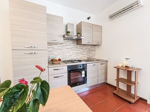 Küchengerät, Küche, Major Appliance, Countertop, Flooring, Möbel, Holz, Interior Design, Cabinetry, Fussboden