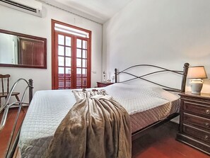Bett, Schlafzimmer, Möbel, Interior Design, Bettdecke, Flooring, Fussboden, Bedding, Holz, Zimmer