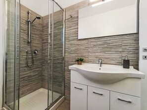 Badezimmer, Bad Sink, Armatur, Flooring, Wand, Interior Design, Fussboden, Sinken, Badezimmerschrank, Zapfhahn