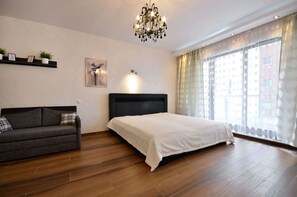 A bright Studio space with a double comfortable bed. Plenty of natural light streams in through the large window which emphasises the unique character of the room.
