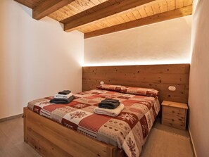 Wall, Wood, Interior Design, Ceiling, Floor, Flooring, Bedroom, Bed, Room, Brown