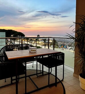 balcony lounge