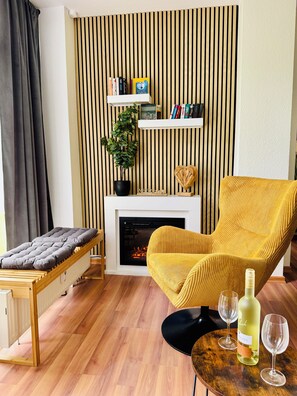 Stilvoller Erker mit 2 gemütlichen Lounge-Sessel und Elektro Kamin.
