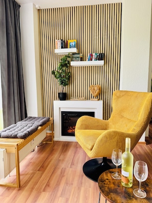 Stilvoller Erker mit 2 gemütlichen Lounge-Sessel und Elektro Kamin.
