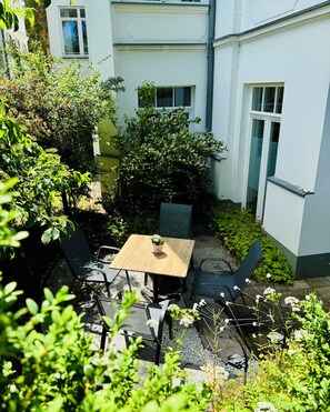 Große Terrasse im Grünen.