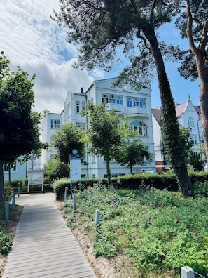 Ansicht Villa Frigga vom Strandweg aus / Strandaufgang Binzer Bucht 11.
