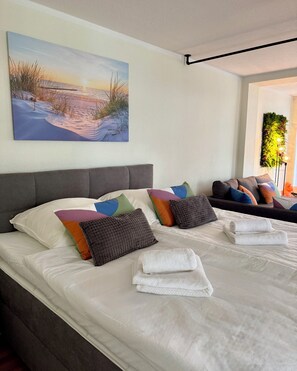 Deluxe Kingsize Boxspringbett (1,80m x 2,00m) für erstklassigen Schlafkomfort.