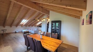 Ferienwohnung 90 qm mit Balkon-Essbereich