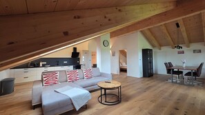 Ferienwohnung 90 qm mit Balkon-Wohn-/Essbereich