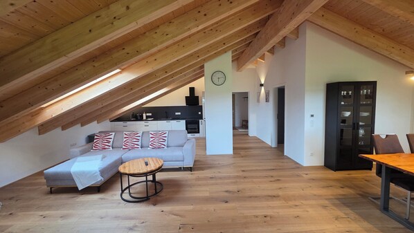 Ferienwohnung 90 qm mit Balkon-Wohn-/Essbereich