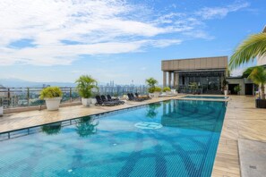 Indoor/outdoor pool