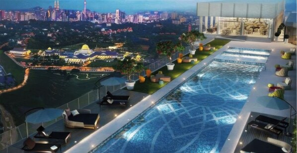 Indoor/outdoor pool