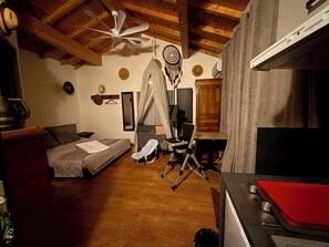 Chambre préparée avec le nécessaire pour un bébé ou jeune enfant