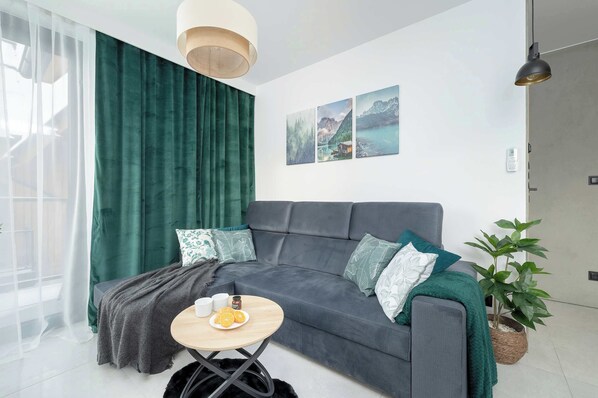 Stylish living room with coffe table. 