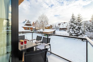Furnished balcony with moutain view.