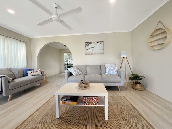 Welcome to Family & Pet friendly Beachside property!
