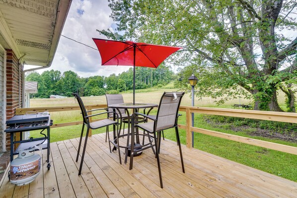 Robbinsville Vacation Rental | 2BR | 1BA | 1,450 Sq Ft | 4 Steps to Enter