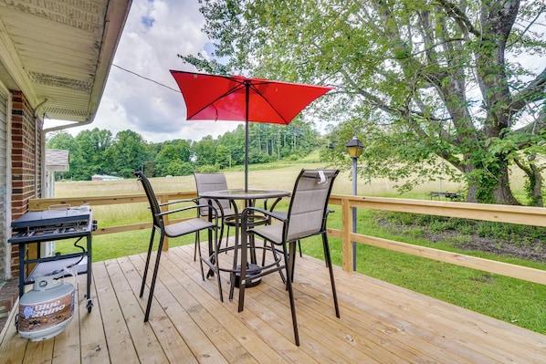 Robbinsville Vacation Rental | 2BR | 1BA | 1,450 Sq Ft | 4 Steps to Enter