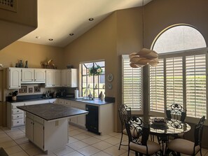 Eat-in kitchen with island