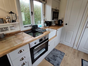 Duck House - 1 Bed Shepherds Hut - Gower (7686)