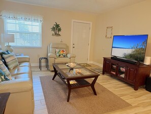Poolside 2BR – Boca to Manasota in Minutes (3341)