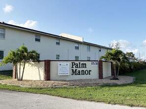 Poolside 2BR – Boca to Manasota in Minutes (3348)