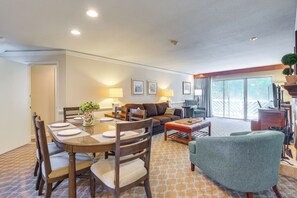 Living Room | Free WiFi | Smart TV | Queen Sleeper Sofa